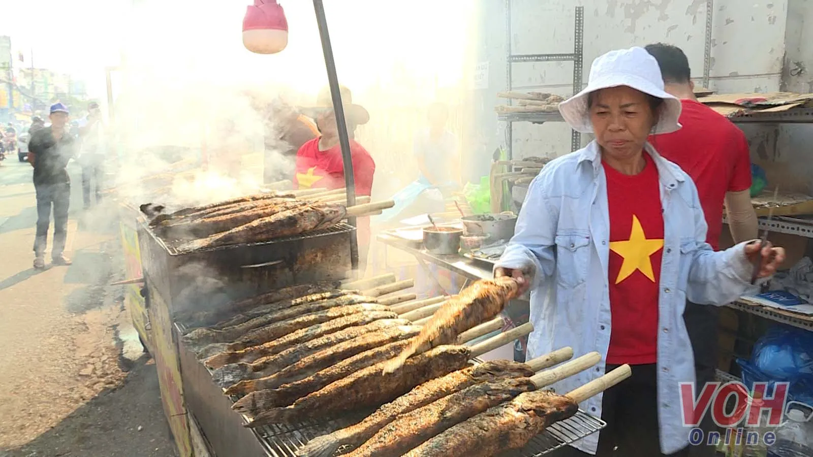 Phố bán cá lóc nướng đông nghẹt ngày vía Thần Tài 6