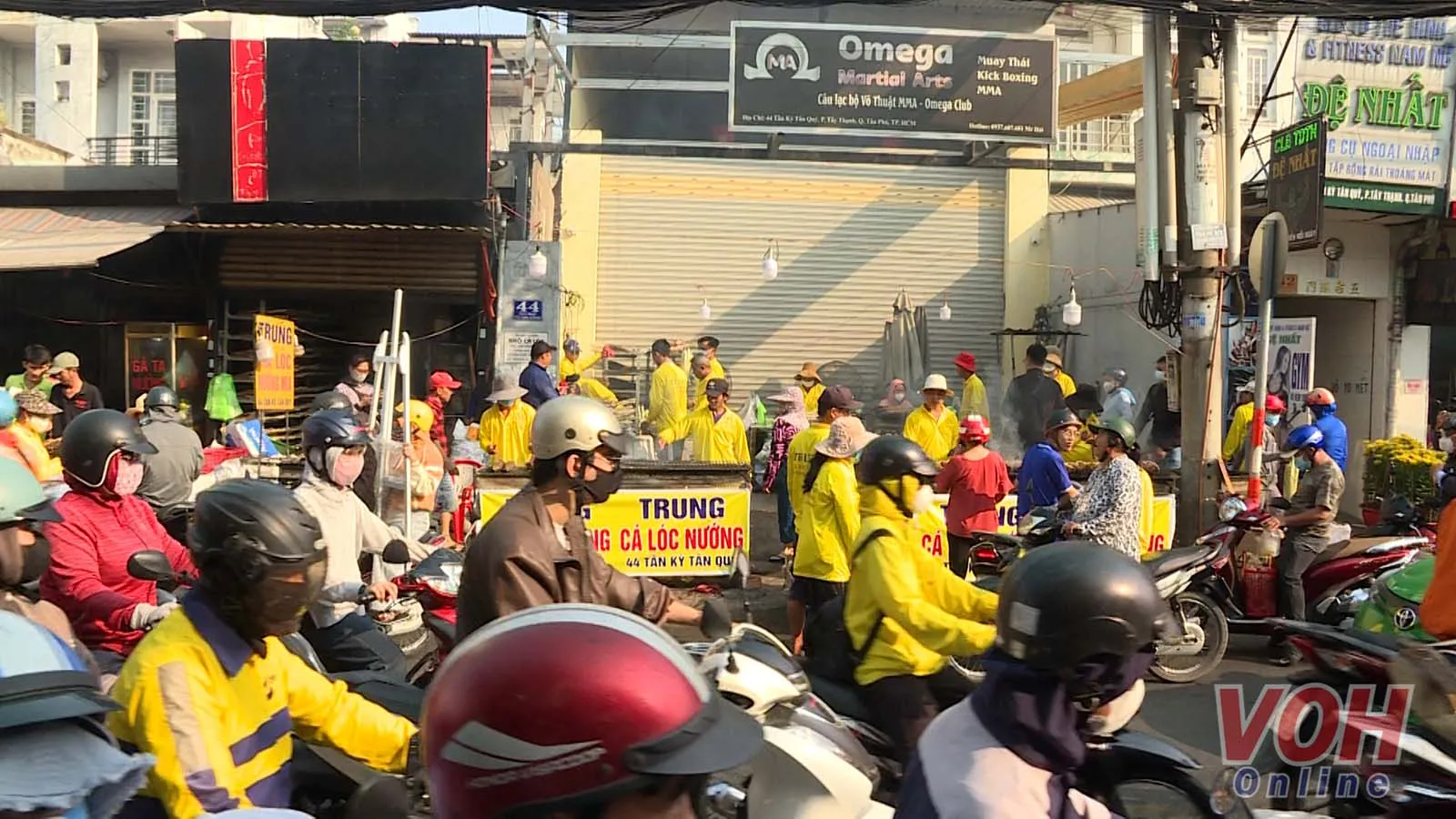 Phố bán cá lóc nướng đông nghẹt ngày vía Thần Tài 1