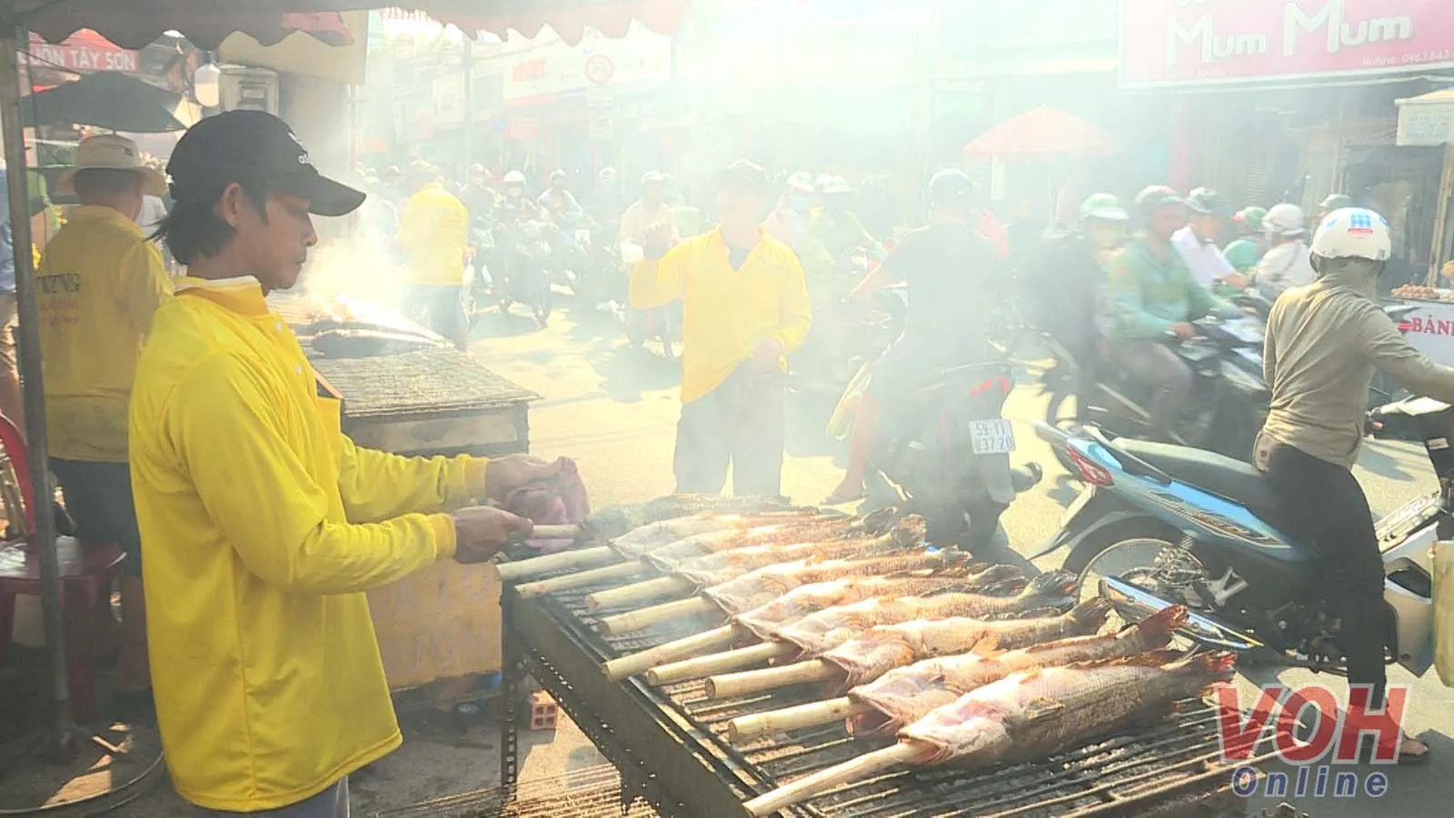Phố bán cá lóc nướng đông nghẹt ngày vía Thần Tài 2