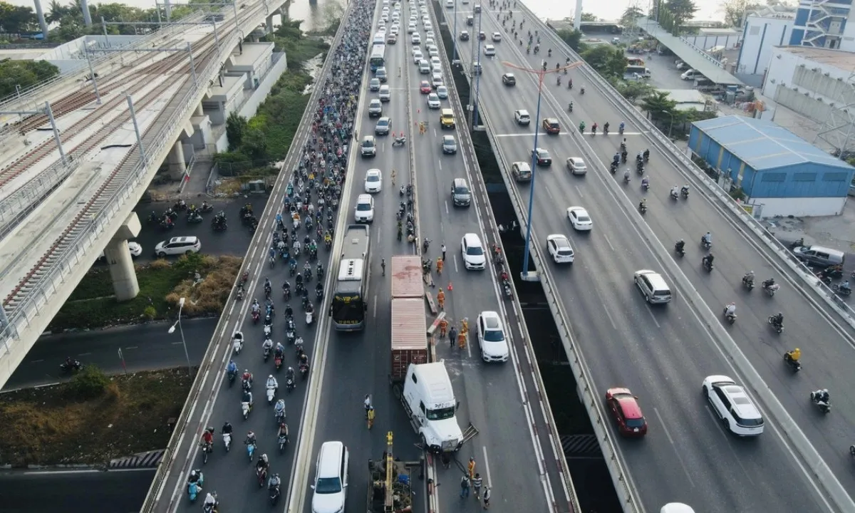 Container húc dải phân cách cầu Sài Gòn, ùn tắc kéo dài