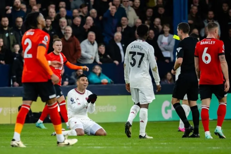 Ten Hag đòi công bằng cho Casemiro: "Thật điên rồ, đó là lý do tôi thay cậu ấy khỏi sân" 1