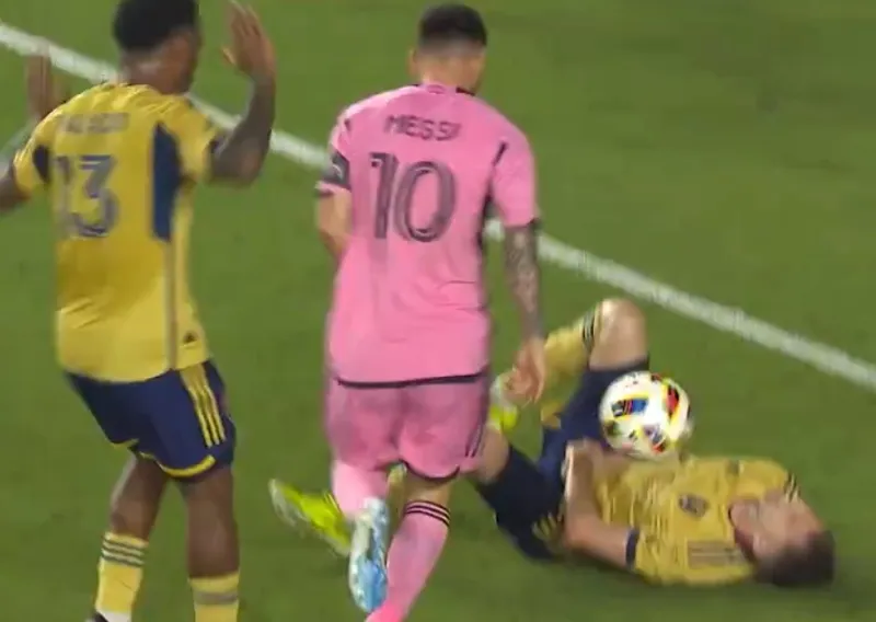 Tin bóng đá mới nhất: Messi "không tha" đối thủ nằm sân | Tòa tuyên án phạt tù Dani Alves 1