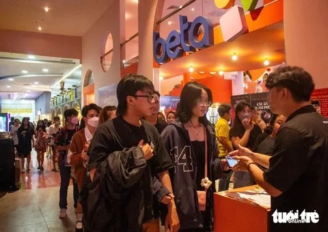 Tin giải trí 23/2: Sơn Tùng và Bích Phương tiếp tục đối đầu| Lý Nhã Kỳ bị phong tỏa tài sản? 2