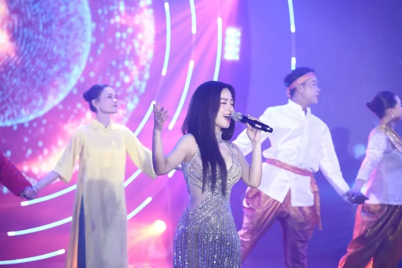 Dương Hoàng Yến là ca sĩ duy nhất biểu diễn trước ban lãnh đạo Campuchia 3