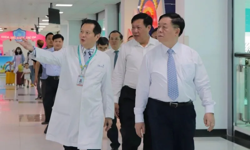 Trưởng Ban Tuyên giáo Trung ương thăm Bệnh viện Nhi đồng TPHCM