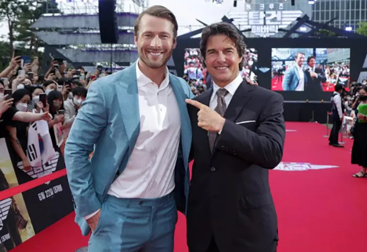 Glen Powell và Tom Cruise.