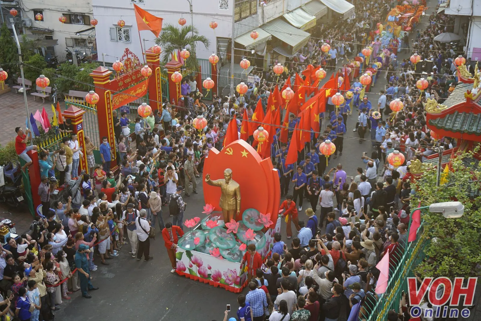 Hàng ngàn người đổ về quận 5 xem diễu hành Tết Nguyên Tiêu 2024 2