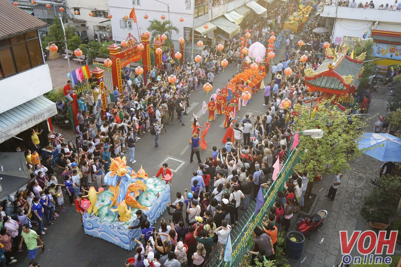 Hàng ngàn người đổ về quận 5 xem diễu hành Tết Nguyên Tiêu 2024 3