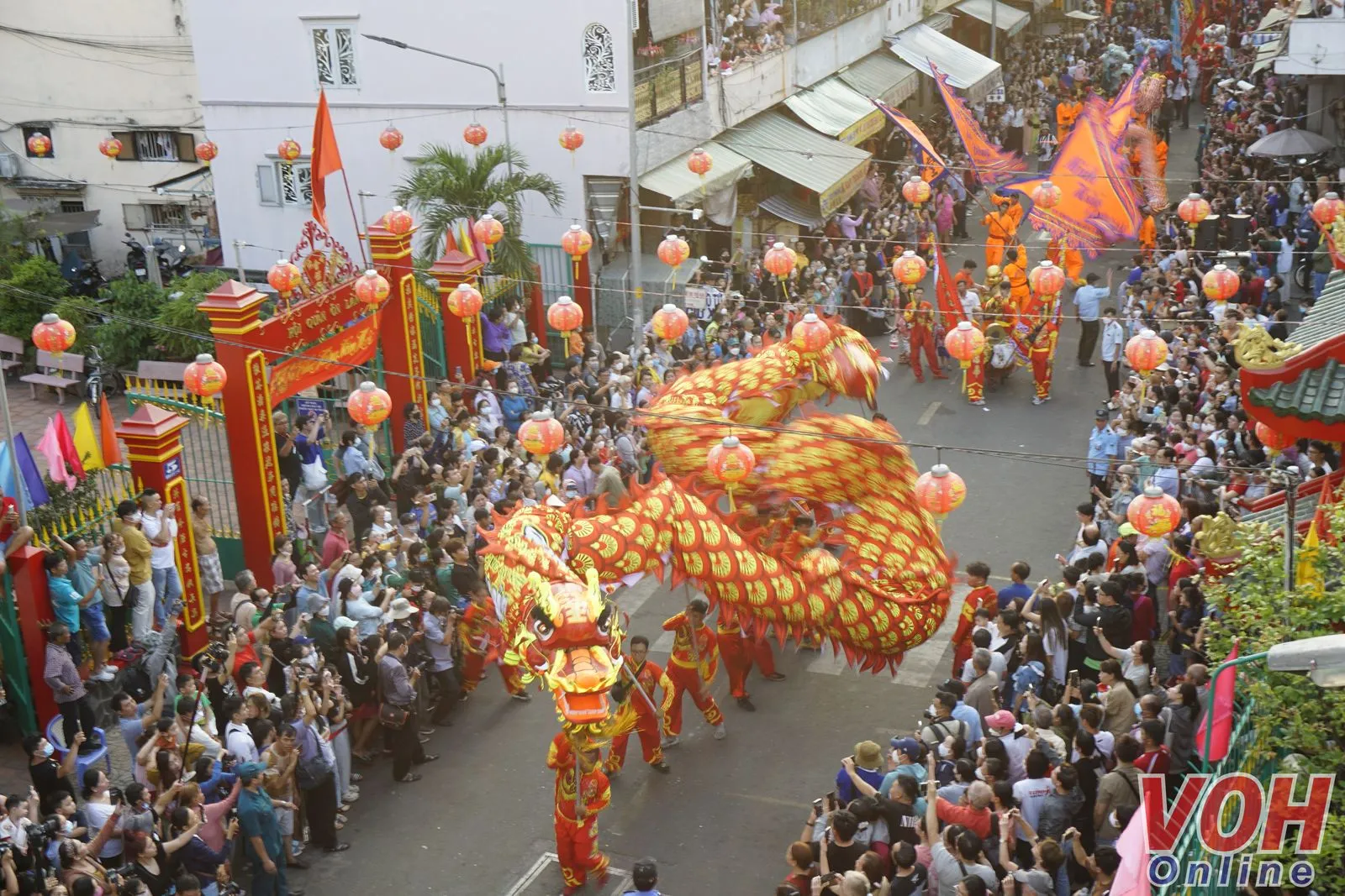 Hàng ngàn người đổ về quận 5 xem diễu hành Tết Nguyên Tiêu 2024 4
