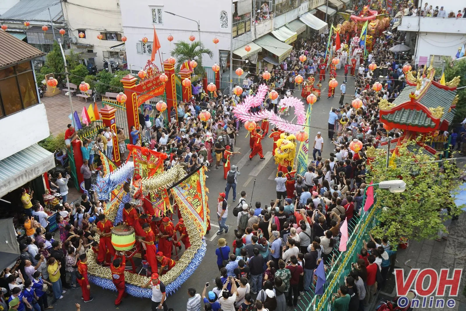 Hàng ngàn người đổ về quận 5 xem diễu hành Tết Nguyên Tiêu 2024 5