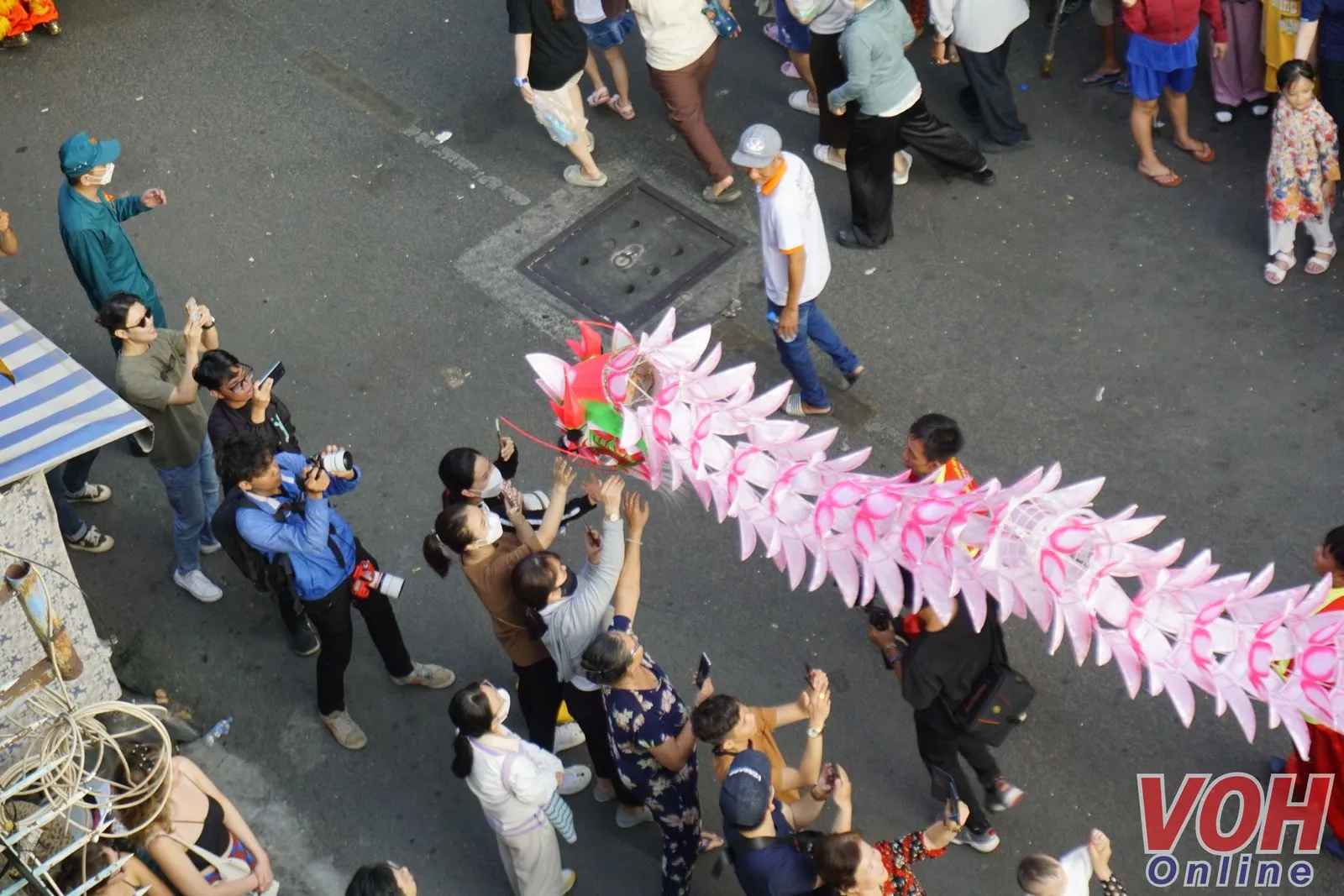 Hàng ngàn người đổ về quận 5 xem diễu hành Tết Nguyên Tiêu 2024 6