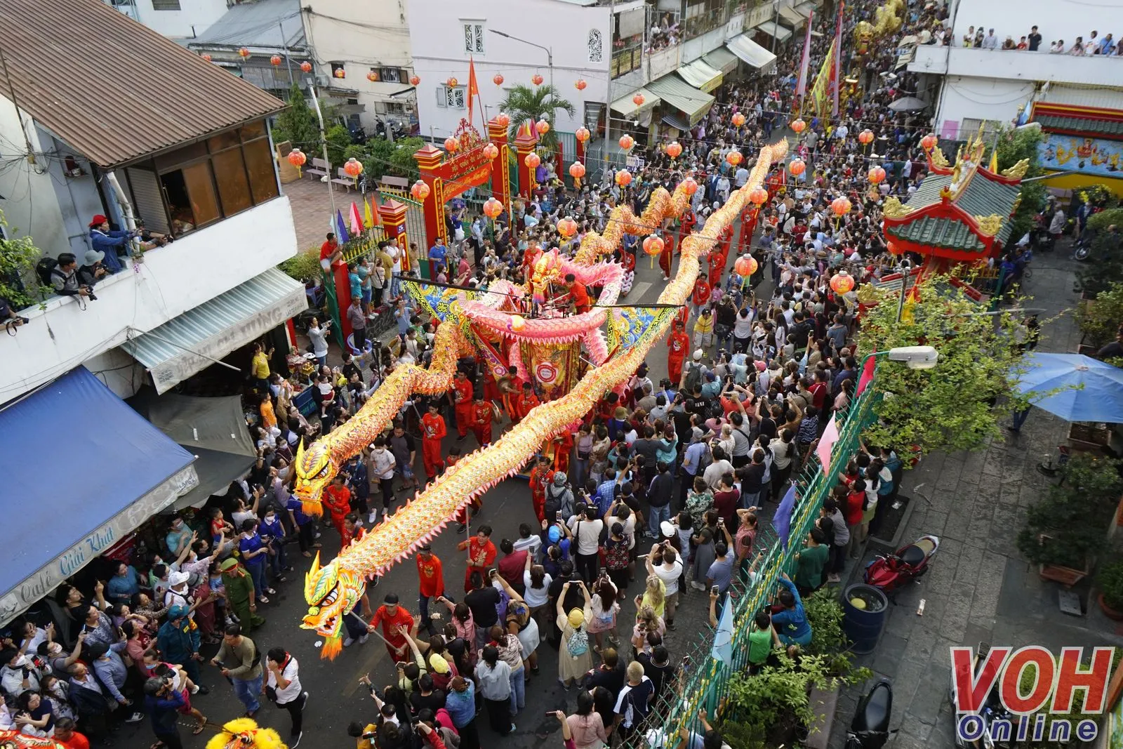 Hàng ngàn người đổ về quận 5 xem diễu hành Tết Nguyên Tiêu 2024 7