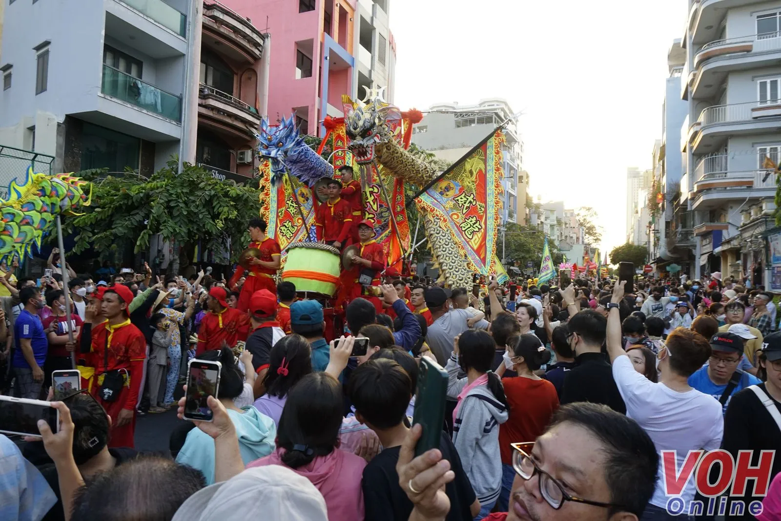 Hàng ngàn người đổ về quận 5 xem diễu hành Tết Nguyên Tiêu 2024 9