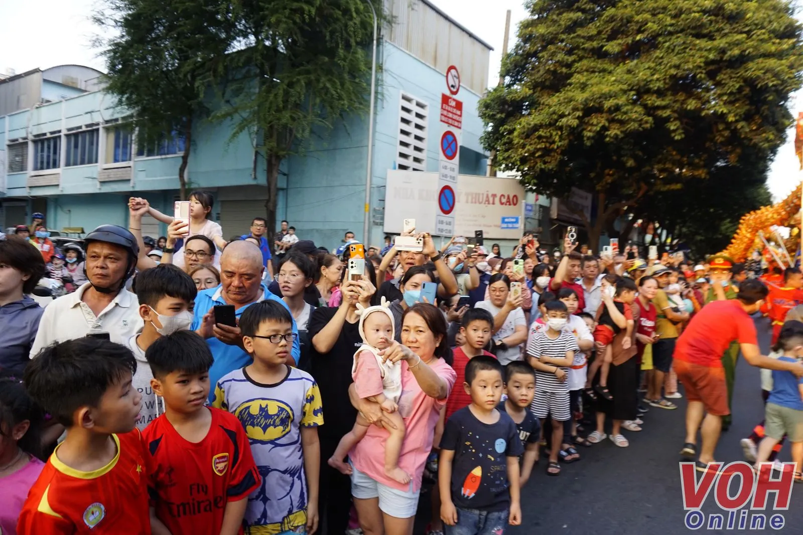 Hàng ngàn người đổ về quận 5 xem diễu hành Tết Nguyên Tiêu 2024 11