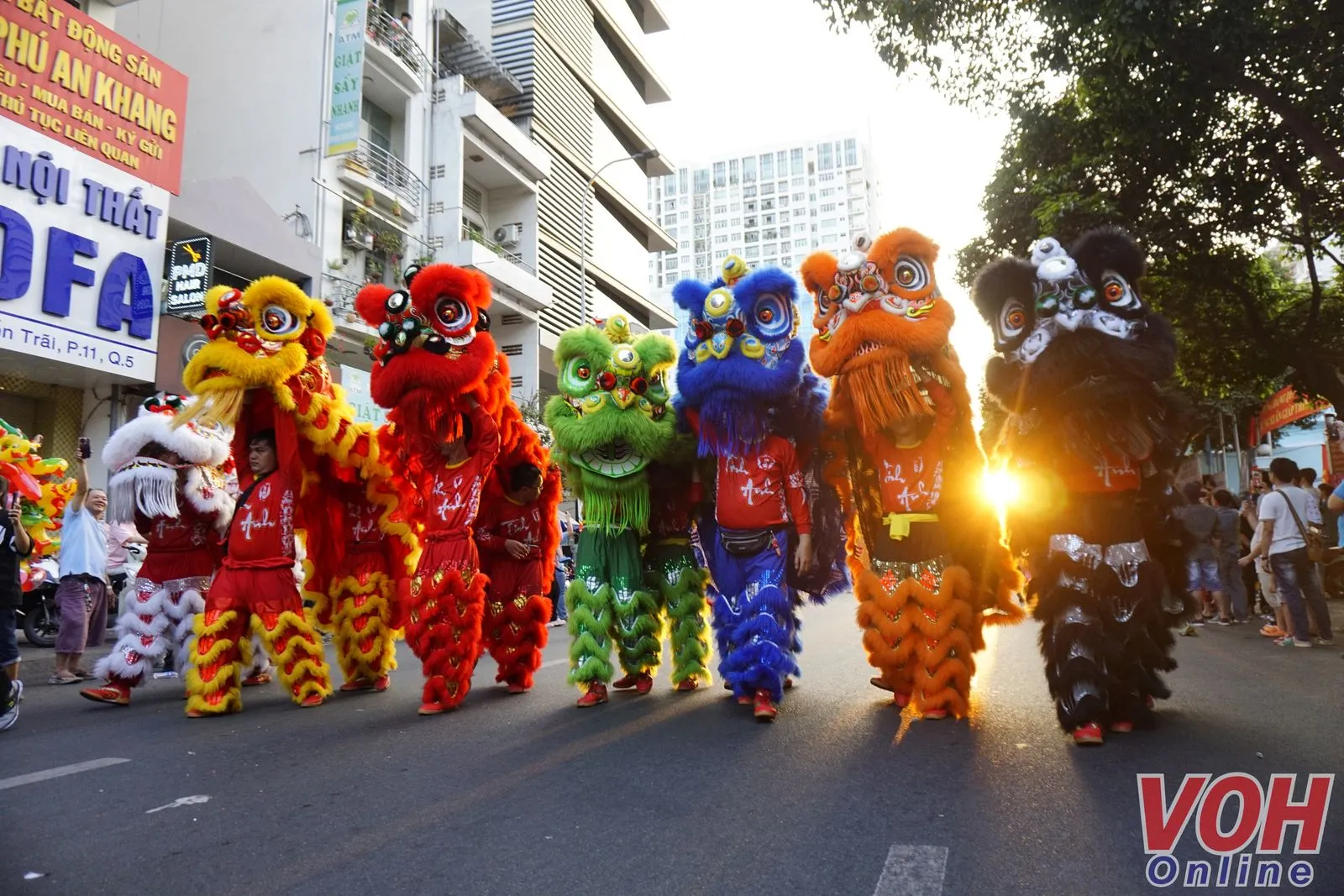 Hàng ngàn người đổ về quận 5 xem diễu hành Tết Nguyên Tiêu 2024 12