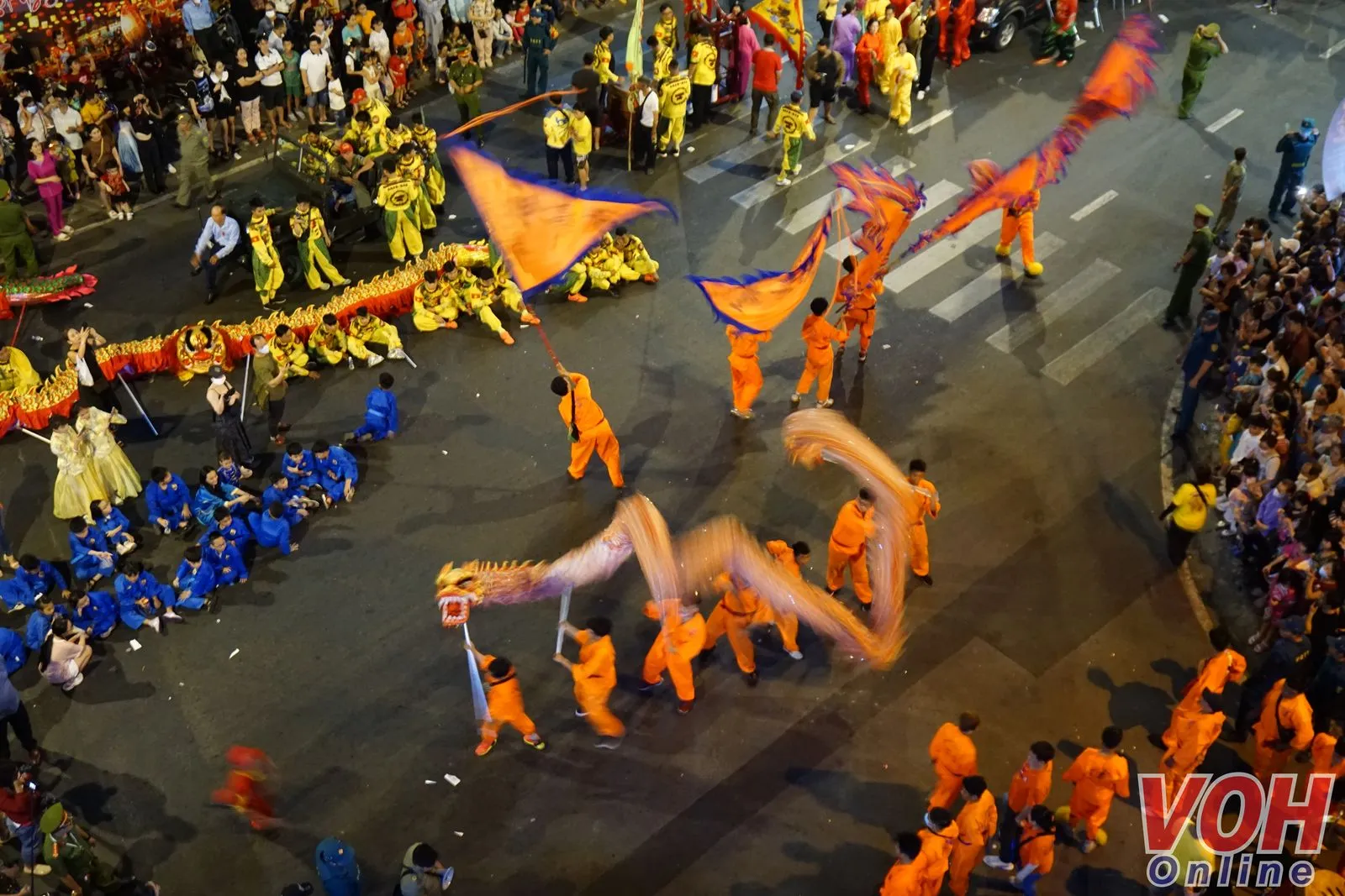 Hàng ngàn người đổ về quận 5 xem diễu hành Tết Nguyên Tiêu 2024 13