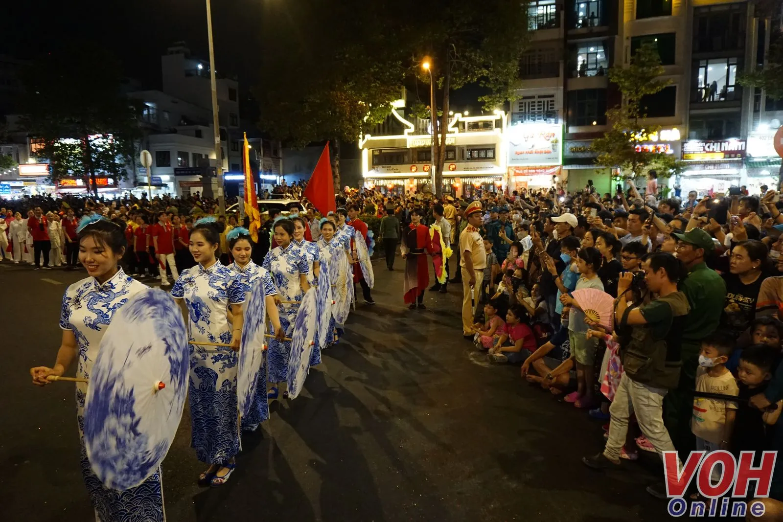 Hàng ngàn người đổ về quận 5 xem diễu hành Tết Nguyên Tiêu 2024 15