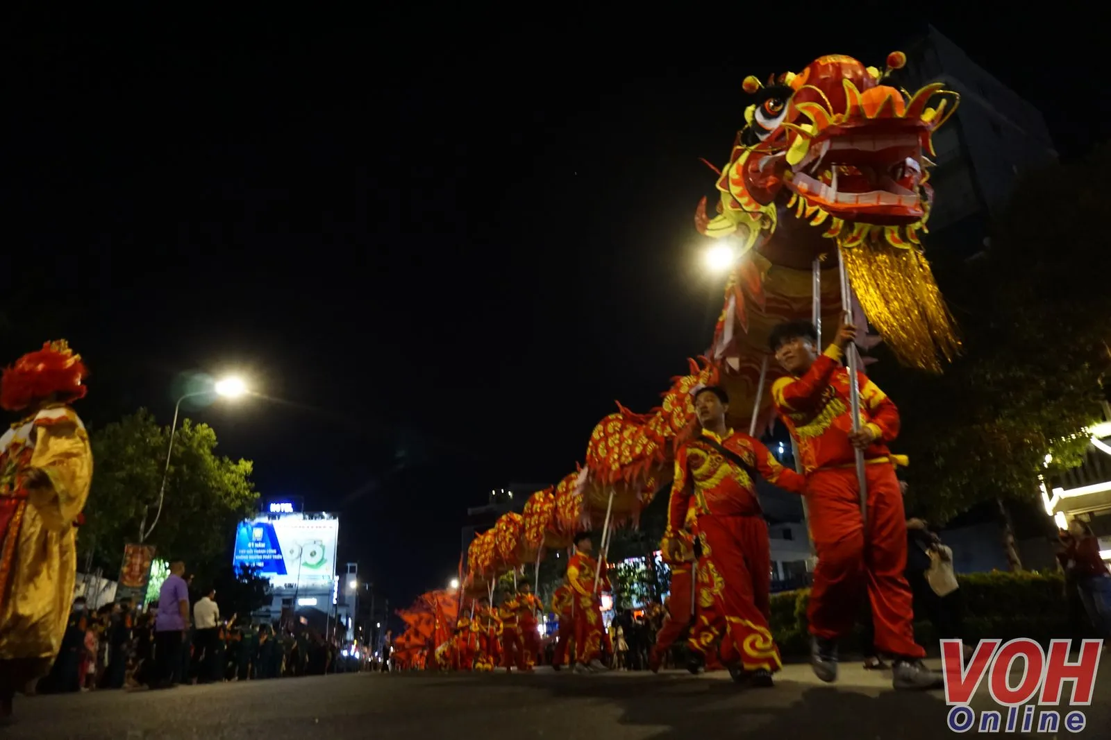 Hàng ngàn người đổ về quận 5 xem diễu hành Tết Nguyên Tiêu 2024 16