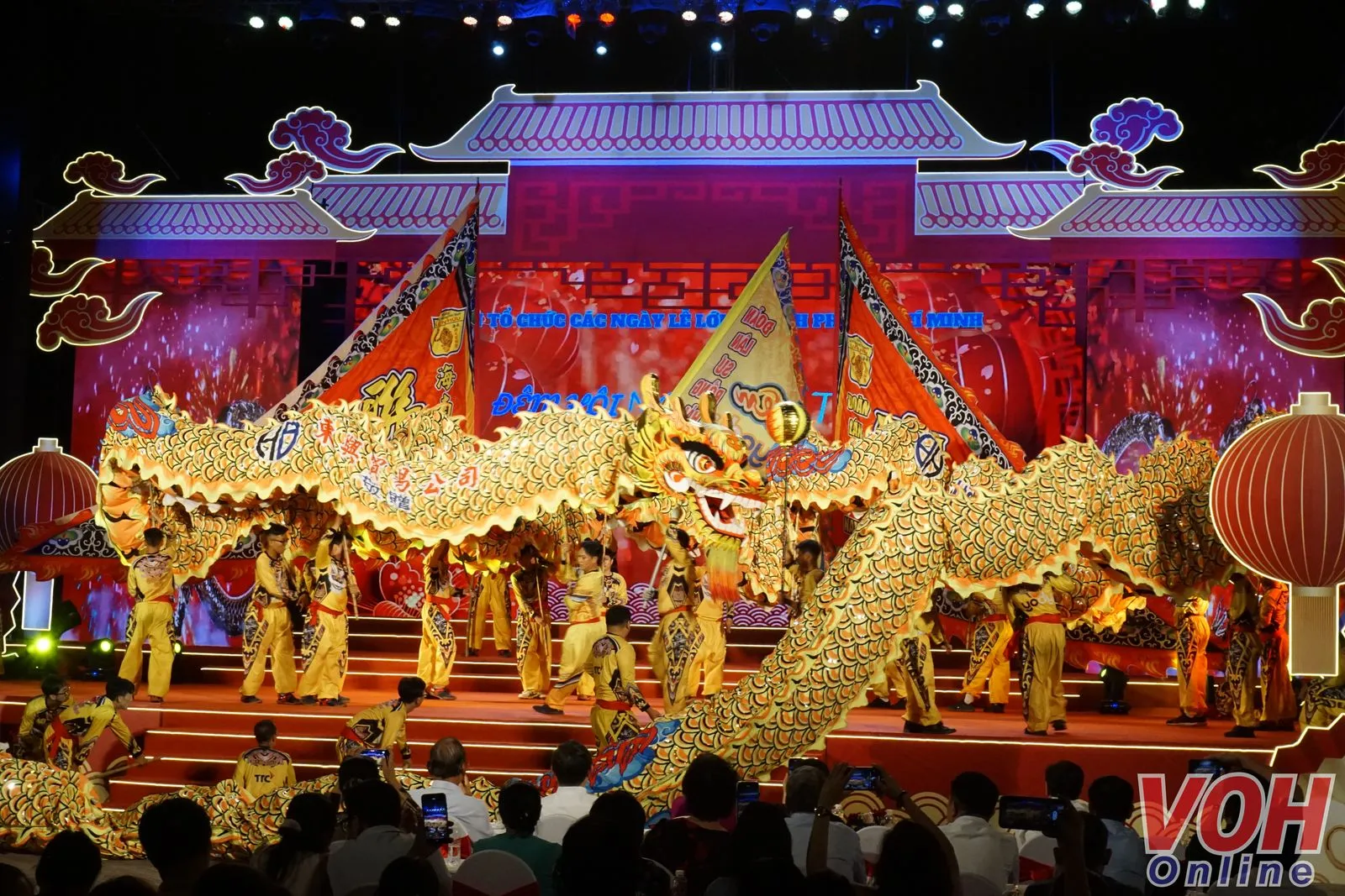 Hàng ngàn người đổ về quận 5 xem diễu hành Tết Nguyên Tiêu 2024 17