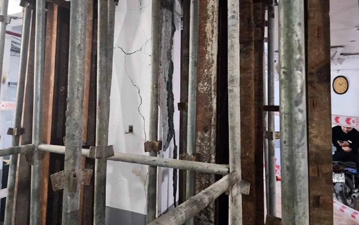 Hà Nội: Di dời khẩn cấp các hộ dân chung cư mini vì cột bê tông bị nứt 1