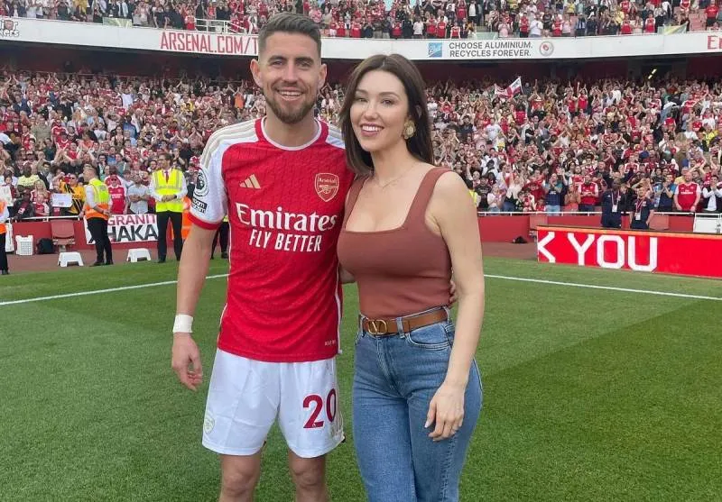 Hôn thê sao Arsenal đuổi đoàn làm phim ra khỏi nhà để "mây mưa" thoả thích 1