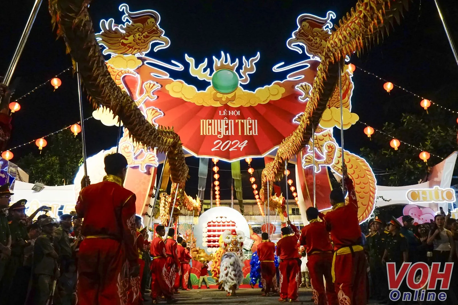 Hàng ngàn người đổ về quận 5 xem diễu hành Tết Nguyên Tiêu 2024 14