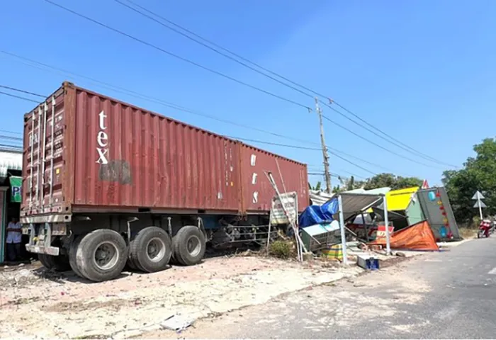 Xe container mất lái lao vào nhà dân, hư hỏng 5 xe mô tô, 1 người bị thương 1