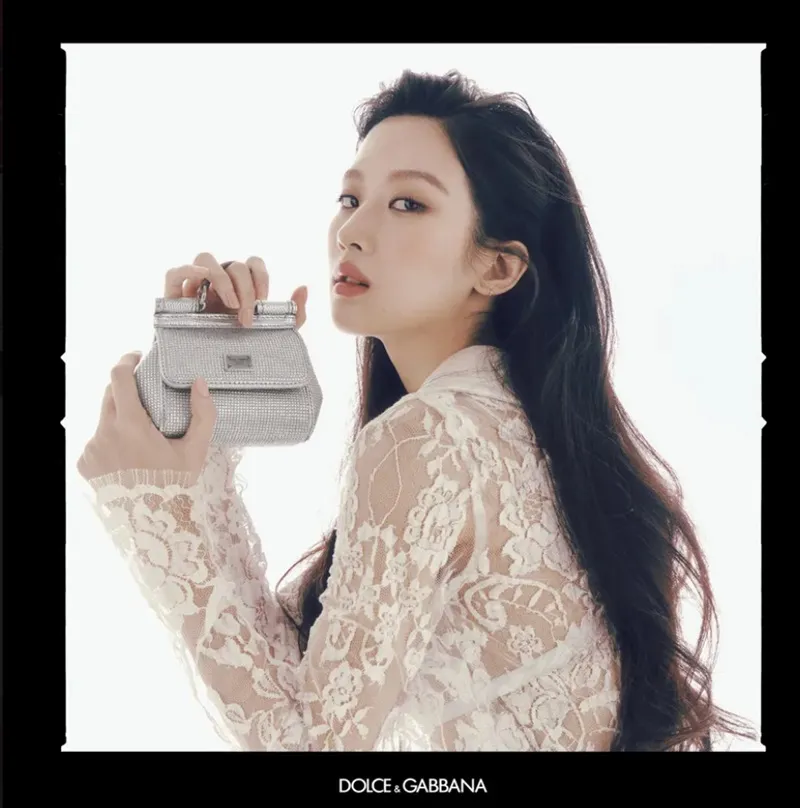 Netizen Hàn tranh cãi bộ cánh xuyên thấu của Moon Ga Young tại show Dolce & Gabbana 4