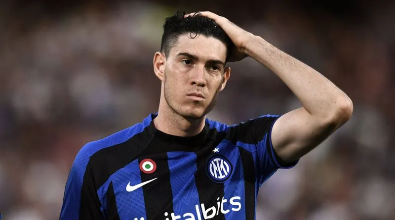 Chelsea và MU đều muốn chiêu mộ trung vệ Alessandro Bastoni của Inter Milan - Ảnh: Internet