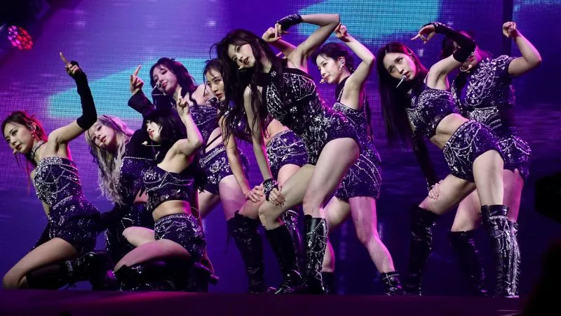 TWICE lập nhiều kỷ lục hậu tour Ready To Be 2