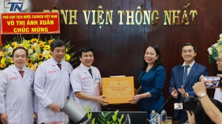 Phó Chủ tịch nước Võ Thị Ánh Xuân thăm, chúc mừng Ngày Thầy thuốc Việt Nam tại TPHCM 2