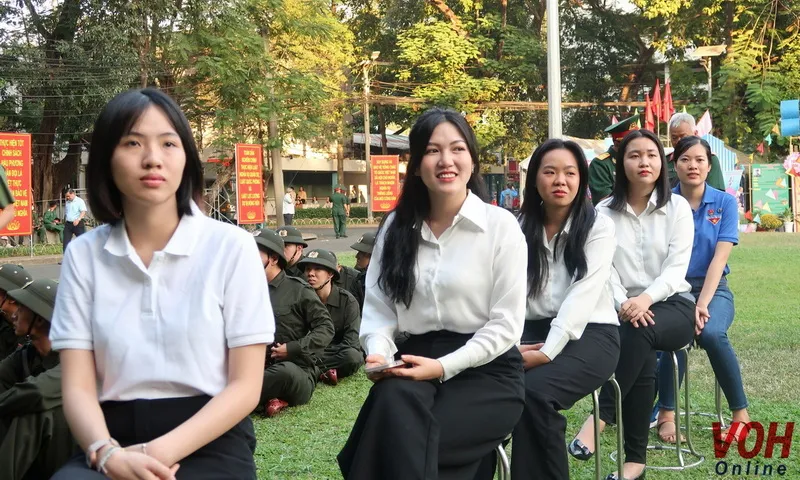 Những nữ thanh niên tình nguyện nhập ngũ nối nghiệp cha ông 1