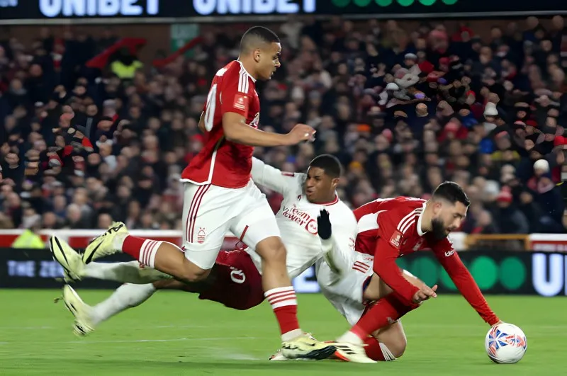 Alan Shearer phát cáu với ngôi sao MU tỏ thái độ: 