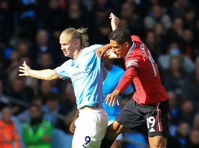 4 điểm nóng trận Man City - MU: Haaland đụng độ Varane | 2 