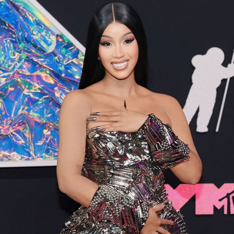 Ca sĩ Cardi B bị "ném đá" vì hành động phản cảm trên sóng livestream