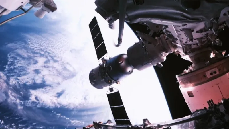 Phi hành đoàn Thần Châu-17 tiếp tục thực hiện sứ mệnh ngoài không gian 1