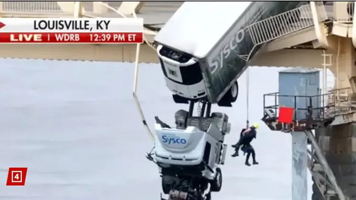 Tai nạn hy hữu: Tài xế xe đầu kéo bị treo lơ lửng trên sông như trong phim hành động 2