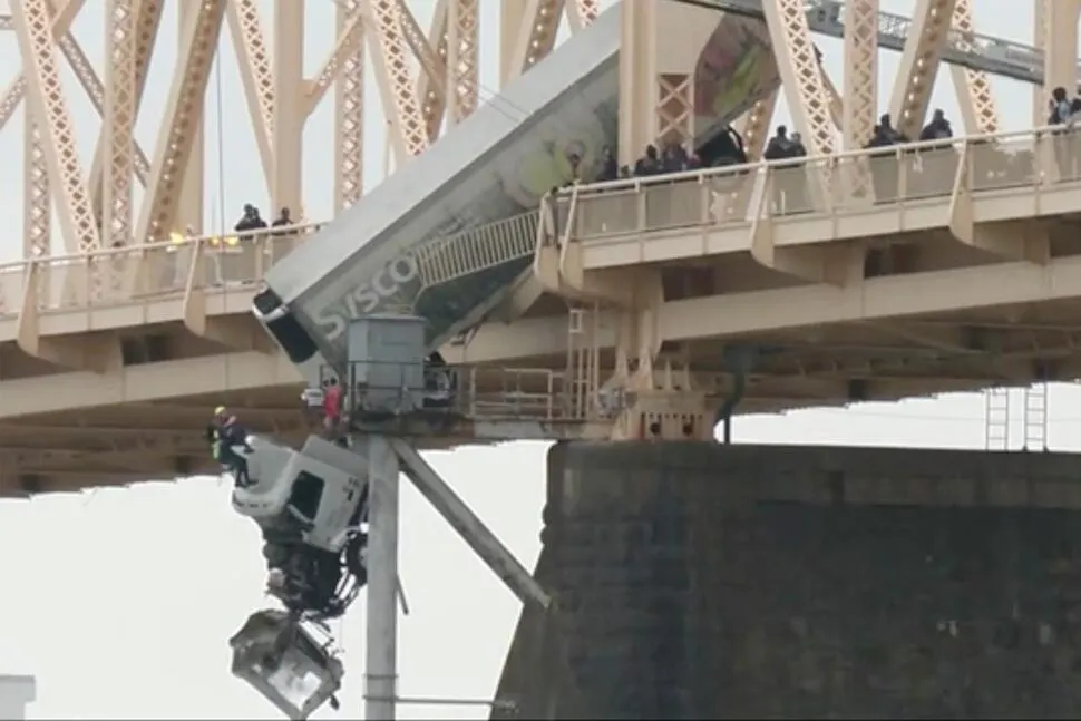 Tài xế xe đầu kéo bị treo lơ lửng trên sông như trong phim hành động