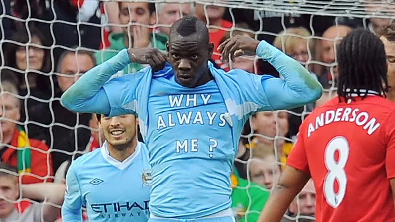 Pha ăn mừng nổi tiếng của Balotelli - Ảnh: Internet