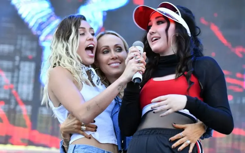 Phản ứng của Miley Cyrus khi biết mẹ và em gái cùng yêu 1 người 1