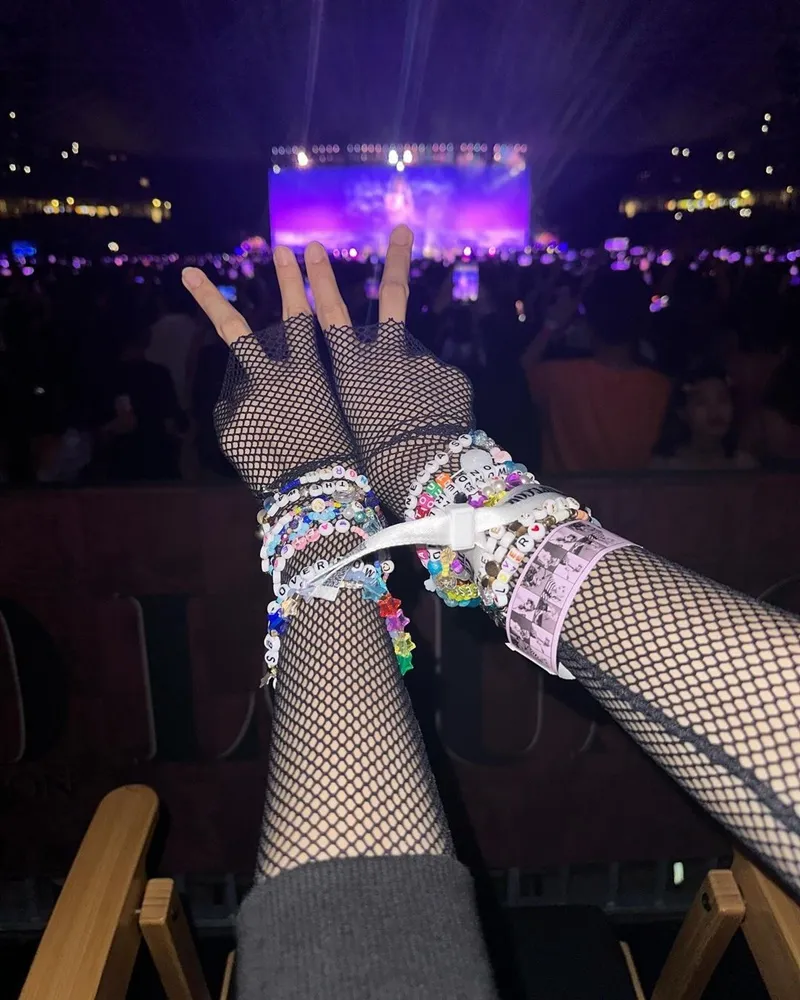 Lisa (BLACKPINK) đăng ảnh chụp cùng Taylor Swift hậu concert, dân tình rần rần soi outfit nàng idol 5