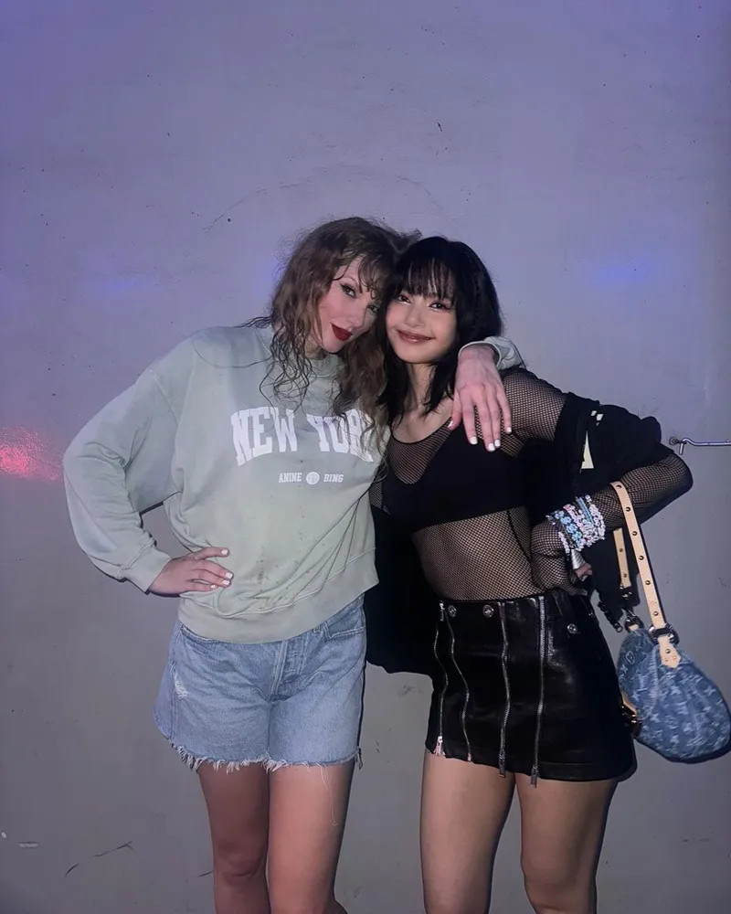 Lisa (BLACKPINK) đăng ảnh chụp cùng Taylor Swift hậu concert, dân tình rần rần soi outfit nàng idol 1