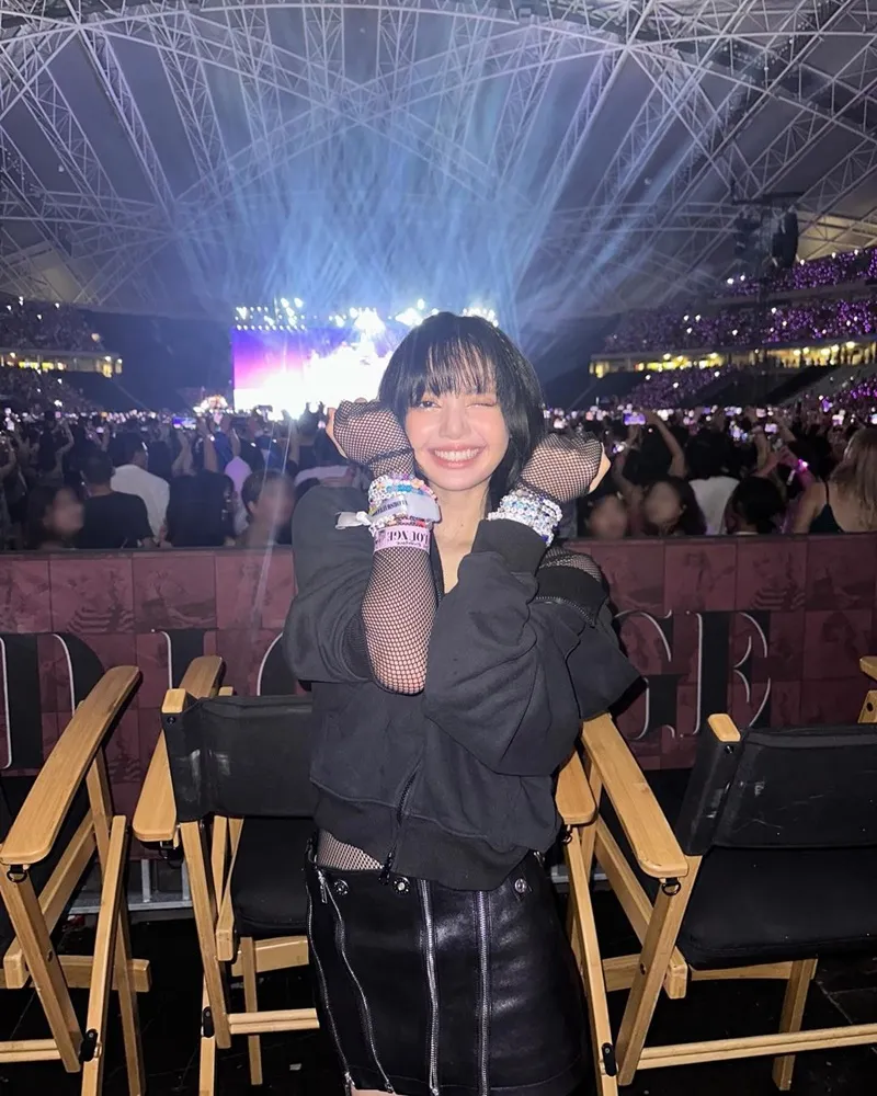 Lisa (BLACKPINK) đăng ảnh chụp cùng Taylor Swift hậu concert, dân tình rần rần soi outfit nàng idol 4