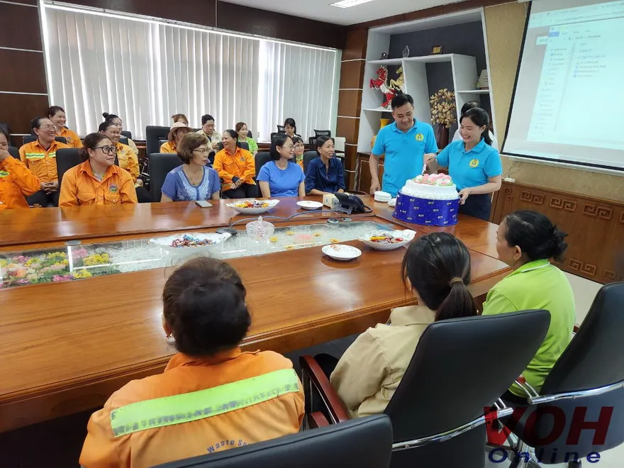 Nữ công nhân vệ sinh môi trường được chăm lo chu đáo dịp 8/3 1