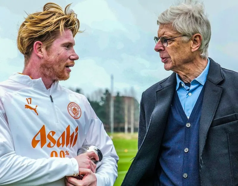 Wenger đến đại bản doanh Man City, trao tận tay Haaland và De Bruyne giải thưởng lớn 2