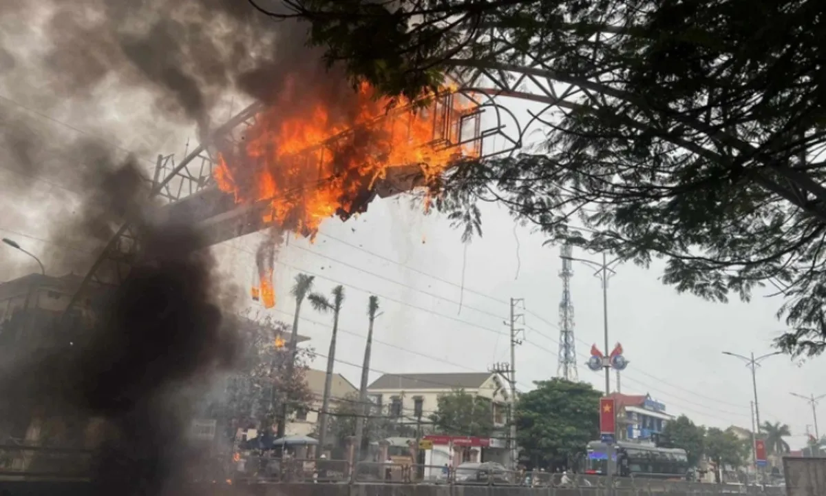 Cổng chào trên quốc lộ 1 bốc cháy dữ dội, giao thông ùn tắc