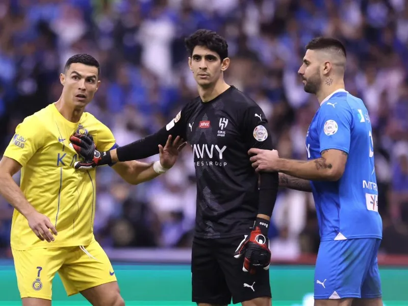 Ronaldo cười khẩy khi trọng tài cho Al Hillal hưởng 3 quả penalty trong trận đấu 2