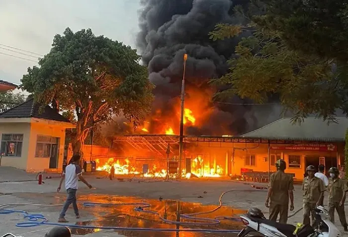 Khoảng 200 xe mô tô vi phạm bị thiêu rụi tại trụ sở Công an huyện Tánh Linh, Bình Thuận 1