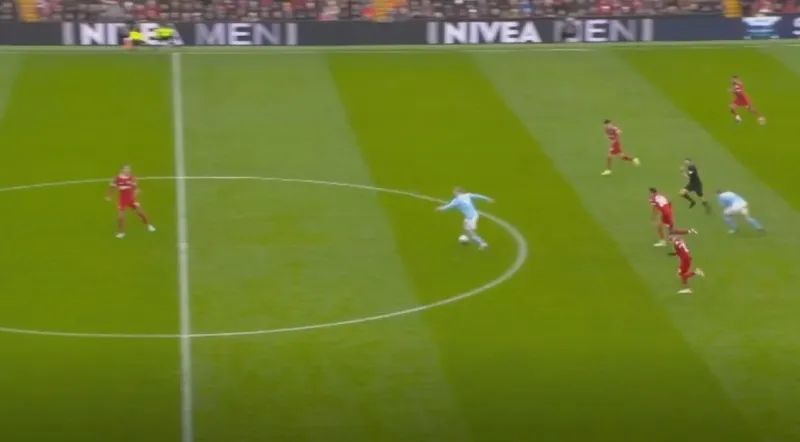 CẬN CẢNH: Haaland bị Van Dijk cho nếm mùi solo một đấu một ê chề 2