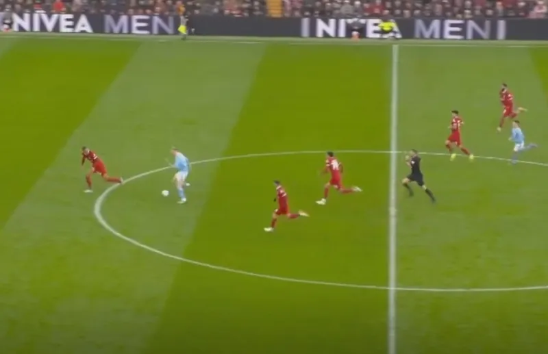 CẬN CẢNH: Haaland bị Van Dijk cho nếm mùi solo một đấu một ê chề 3